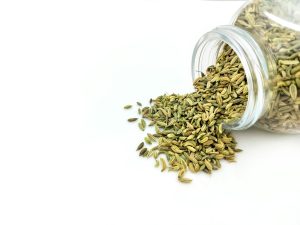 Bocal en verre rempli de graines de cumin — épice à la facette transpirante en parfumerie — Noble Essence