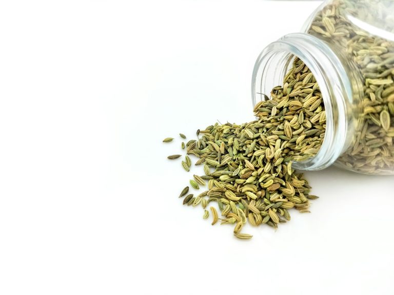 Bocal en verre rempli de graines de cumin — épice à la facette transpirante en parfumerie — Noble Essence