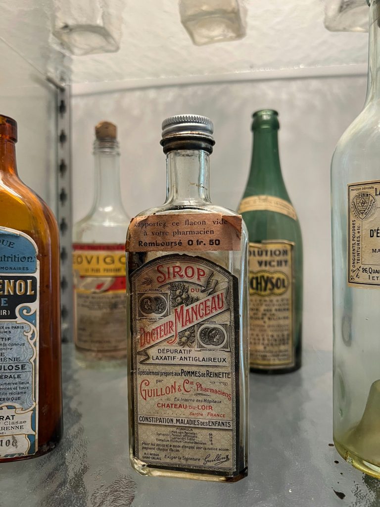 Anciens flacons d'apothicaire avec étiquettes — origine historique de l'eau de Cologne — Noble Essence