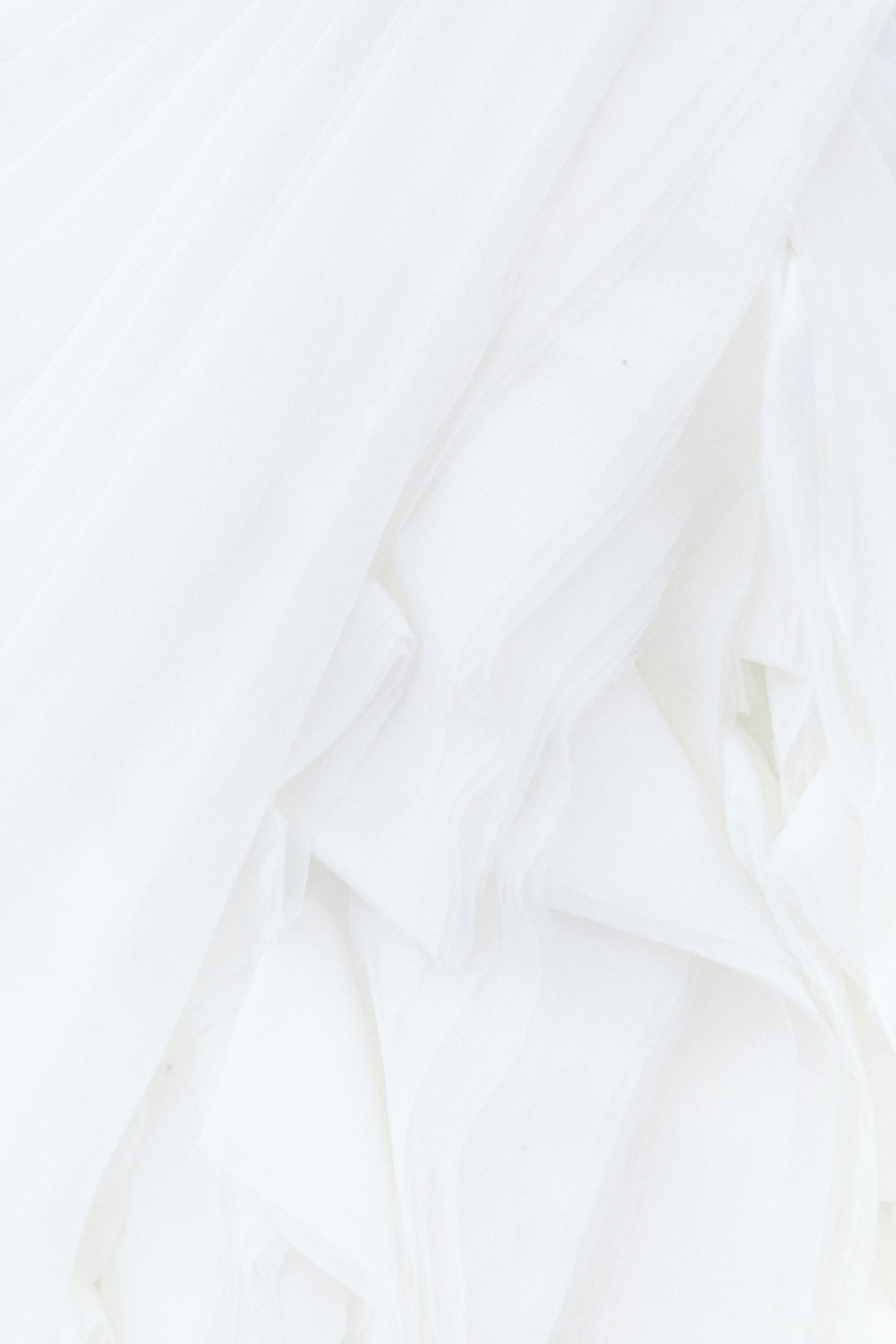 Textile blanc froissé en gros plan — musc synthétique et registre propre en parfumerie — Noble Essence