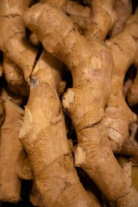 Racine de gingembre fraîche en gros plan — épice fraîche et piquante en parfumerie — Noble Essence
