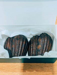 Madeleines en forme de coquille dans une boîte — mémoire olfactive et madeleine de Proust — Noble Essence