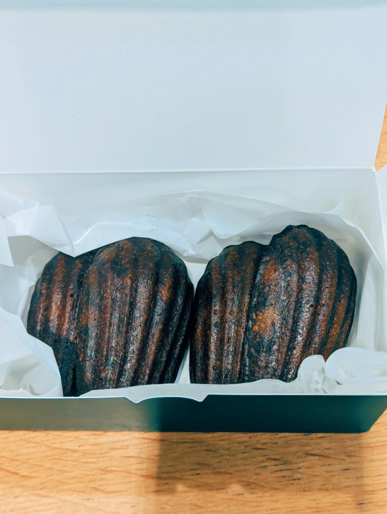 Madeleines en forme de coquille dans une boîte — mémoire olfactive et madeleine de Proust — Noble Essence