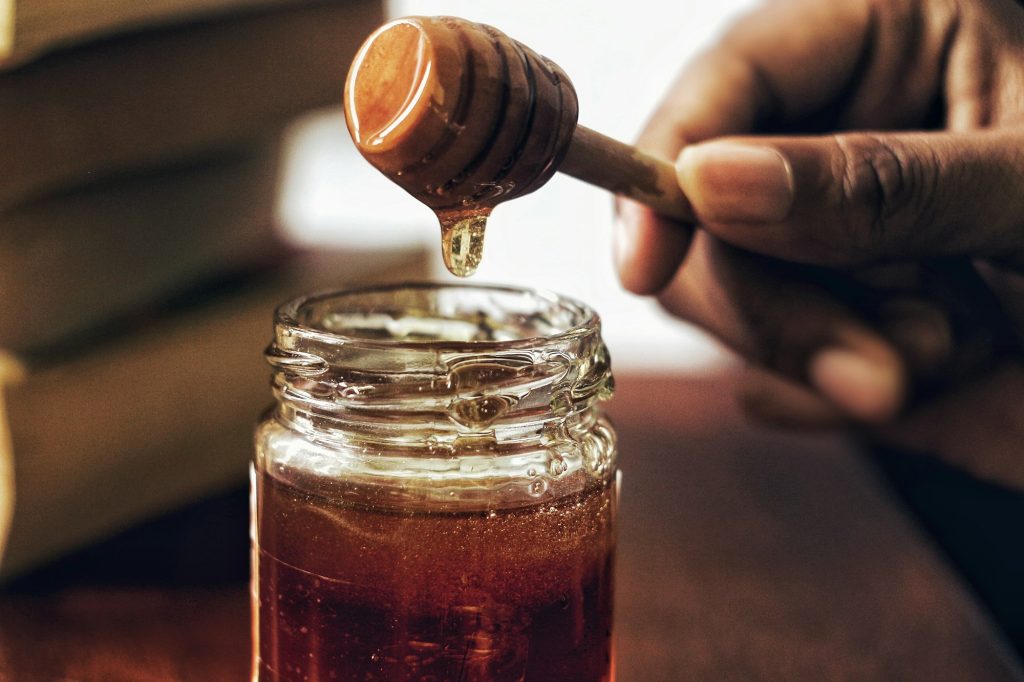 Pot de miel doré avec rayon de miel — matière gourmande difficile à extraire en parfumerie — Noble Essence