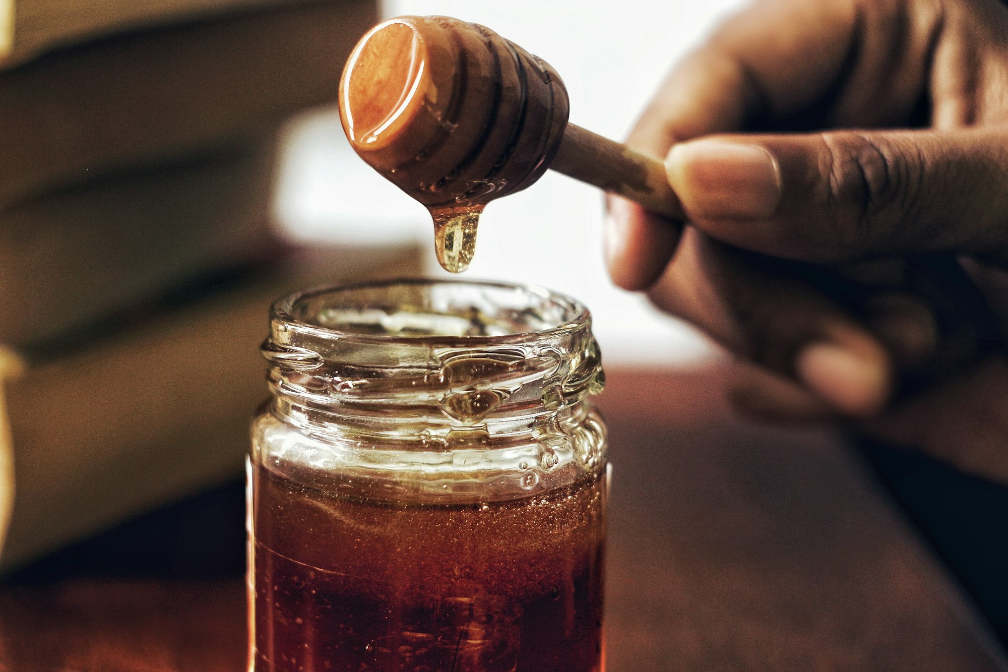 Pot de miel doré avec rayon de miel — matière gourmande difficile à extraire en parfumerie — Noble Essence