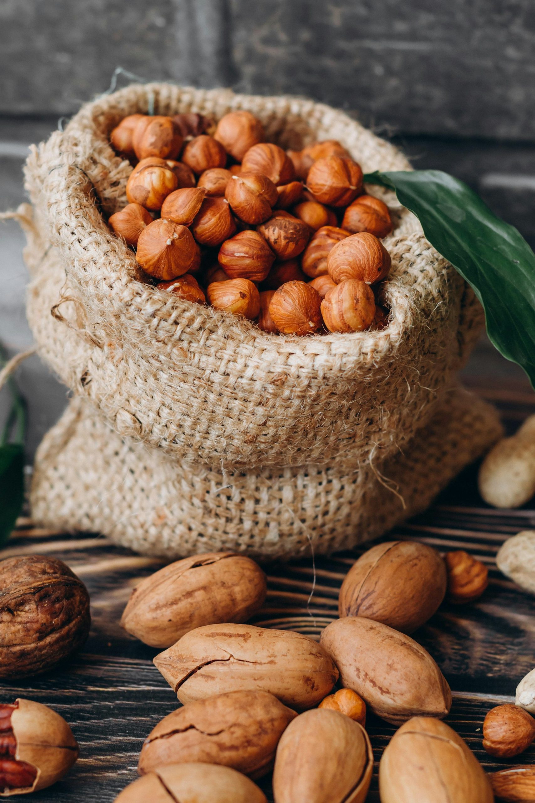 Noix de muscade sur panier, autre épice au registre chaud — Noble Essence