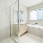 Salle de bain blanche et minimaliste — esthétique "clean" des parfums unisexes des années 1990 — Noble Essence