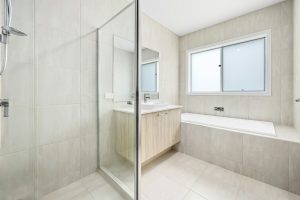 Salle de bain blanche et minimaliste — esthétique "clean" des parfums unisexes des années 1990 — Noble Essence