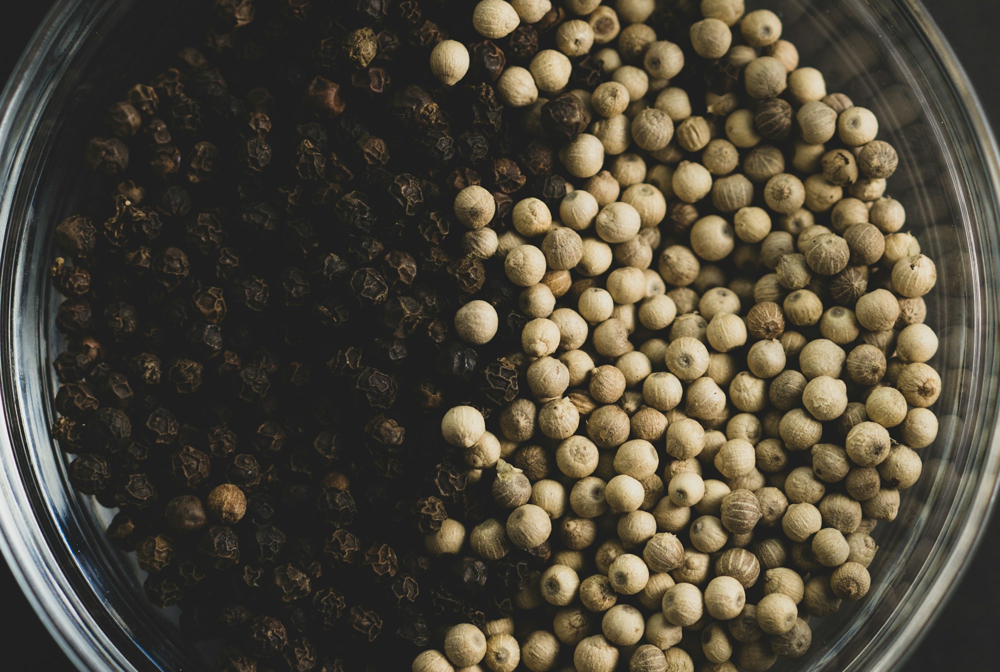 Grains ronds blancs sur fond noir — poivre blanc en parfumerie — Noble Essence