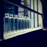 Flacons de verre vides alignés — recyclage d'un flacon de parfum — Noble Essence