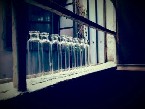 Flacons de verre vides alignés — recyclage d'un flacon de parfum — Noble Essence