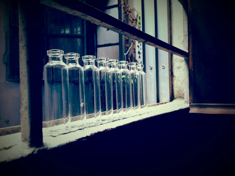 Flacons de verre vides alignés — recyclage d'un flacon de parfum — Noble Essence