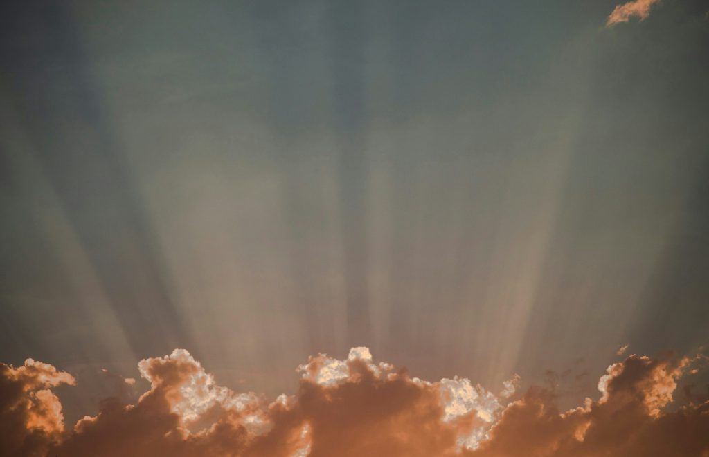 Ciel bleu avec nuages et lumière du soleil — chaleur et transpiration en parfumerie — Noble Essence