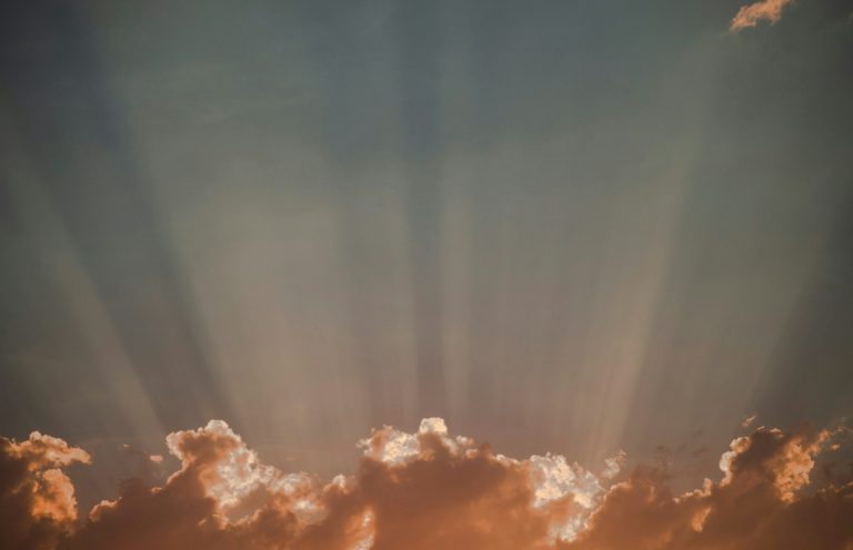 Ciel bleu avec nuages et lumière du soleil — chaleur et transpiration en parfumerie — Noble Essence