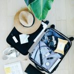 Valise ouverte avec effets de voyage — emporter son parfum en avion — Noble Essence